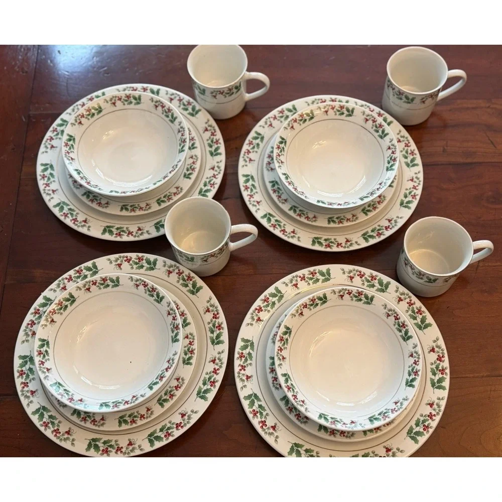 Gibson Christmas Charm Holly Berry 16-Piece Dinnerware Set, Service for 4
